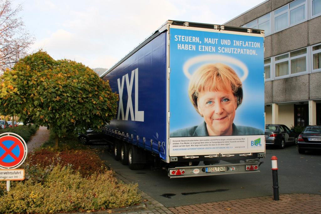 medienkampagne_merkel-plakat-auf-lkw